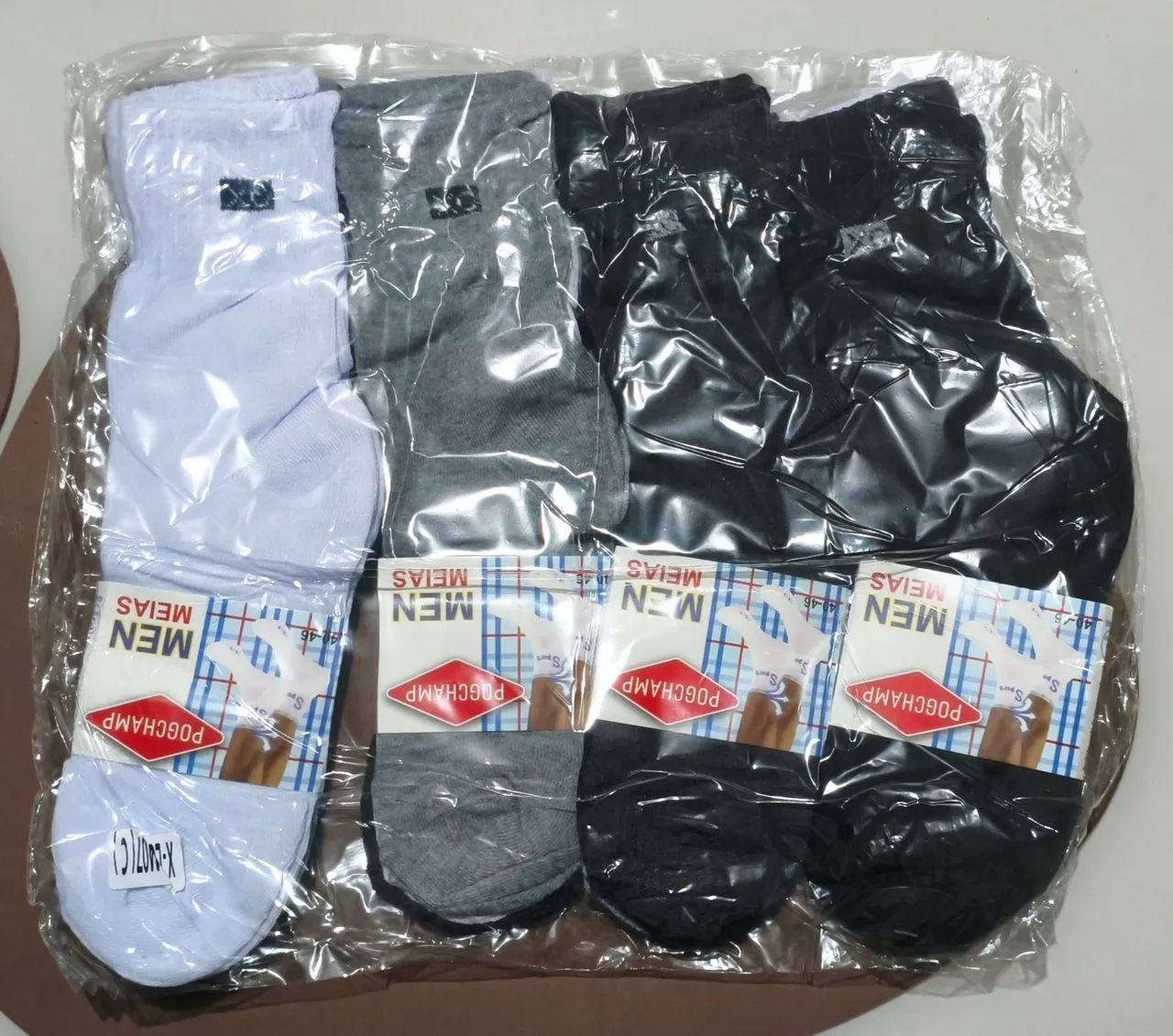 Kit com 12 pares de meias. 