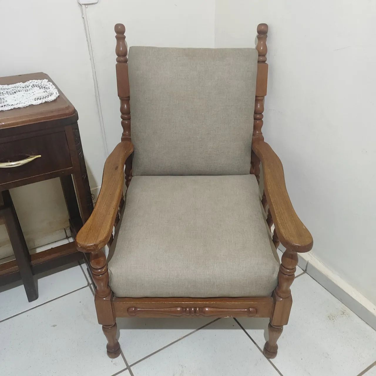 bela poltrona de madeira antiga - Foto 5