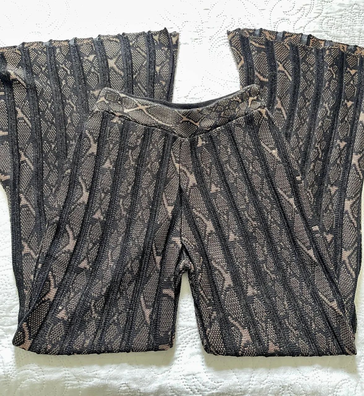 Calça em linha preta e dourada