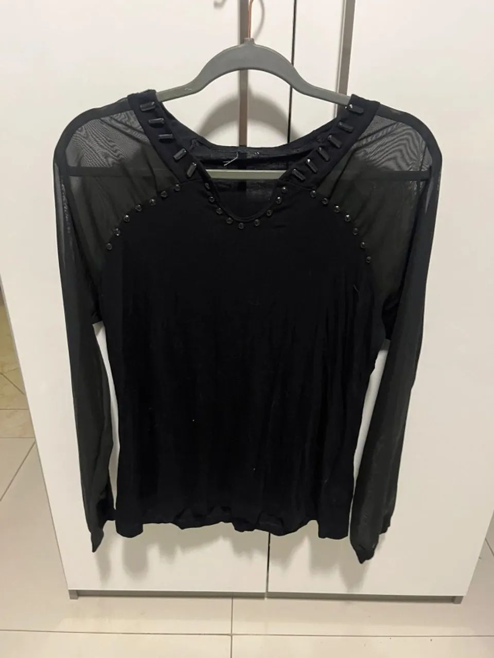 Blusa preta com mangas transparentes  - Foto 2