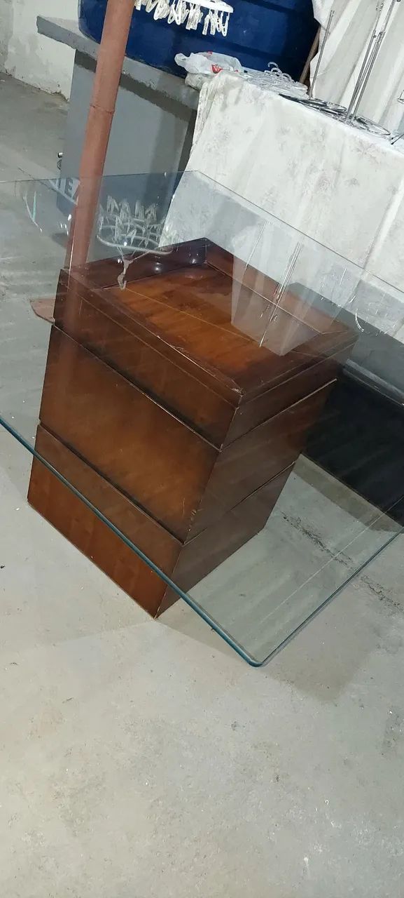 Mesa jantar 8 lugares quadrado e vidro temperado, base madeira. 
