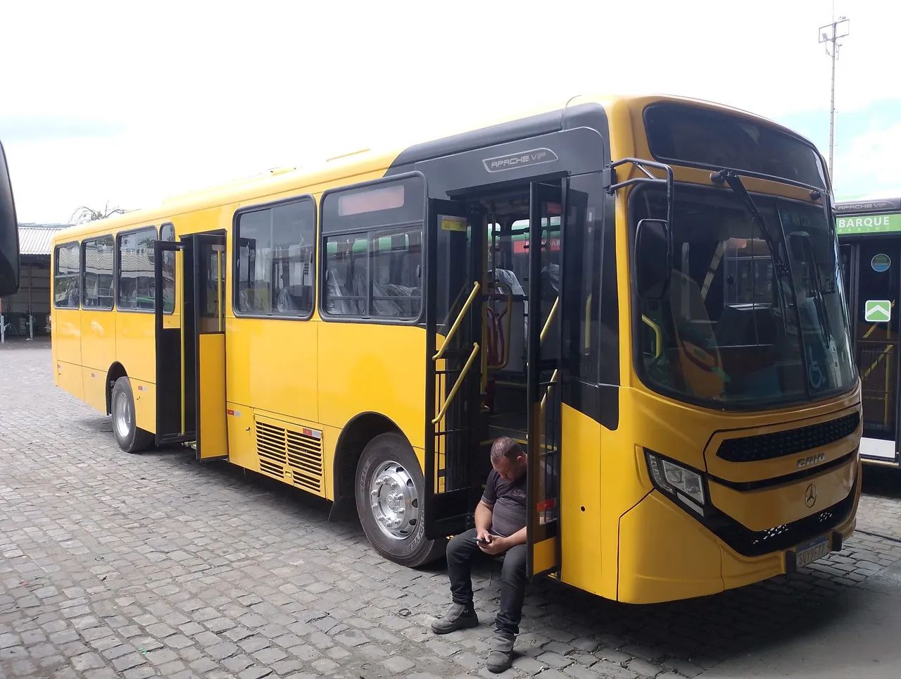 Caio Apache ano 2024/25 Mercedes 1721, com 42 lugares 
