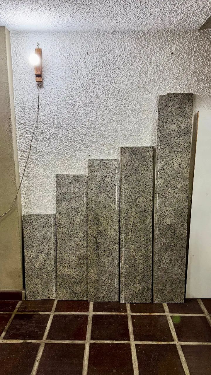 Cinco prateleiras de granito