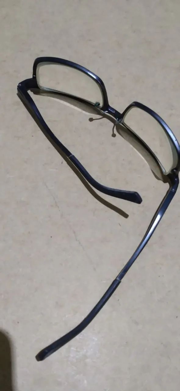 Armação Óptica Preta Retangular com Hastes Flexíveis