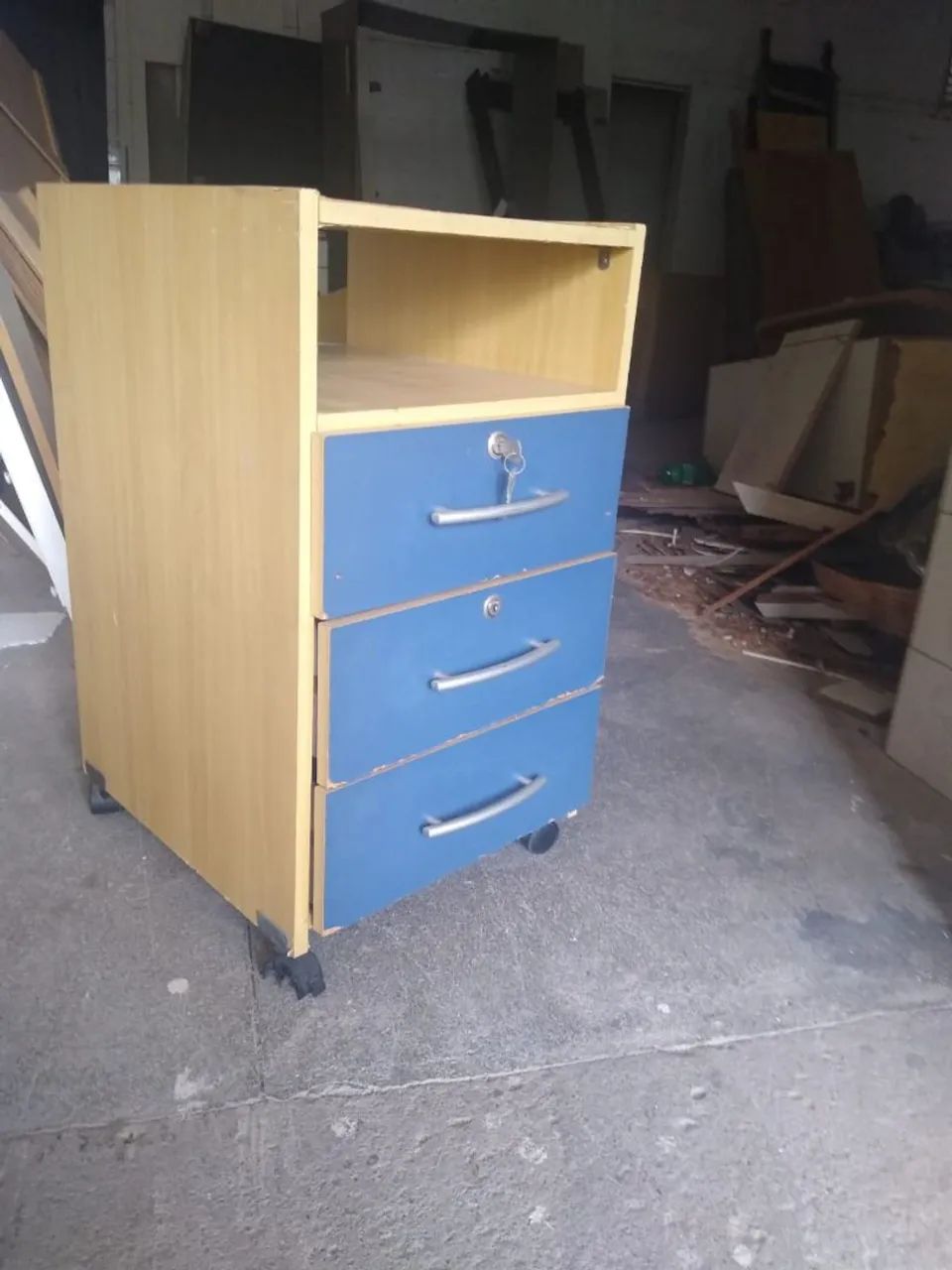 This cabinet is for sale for 100 reais