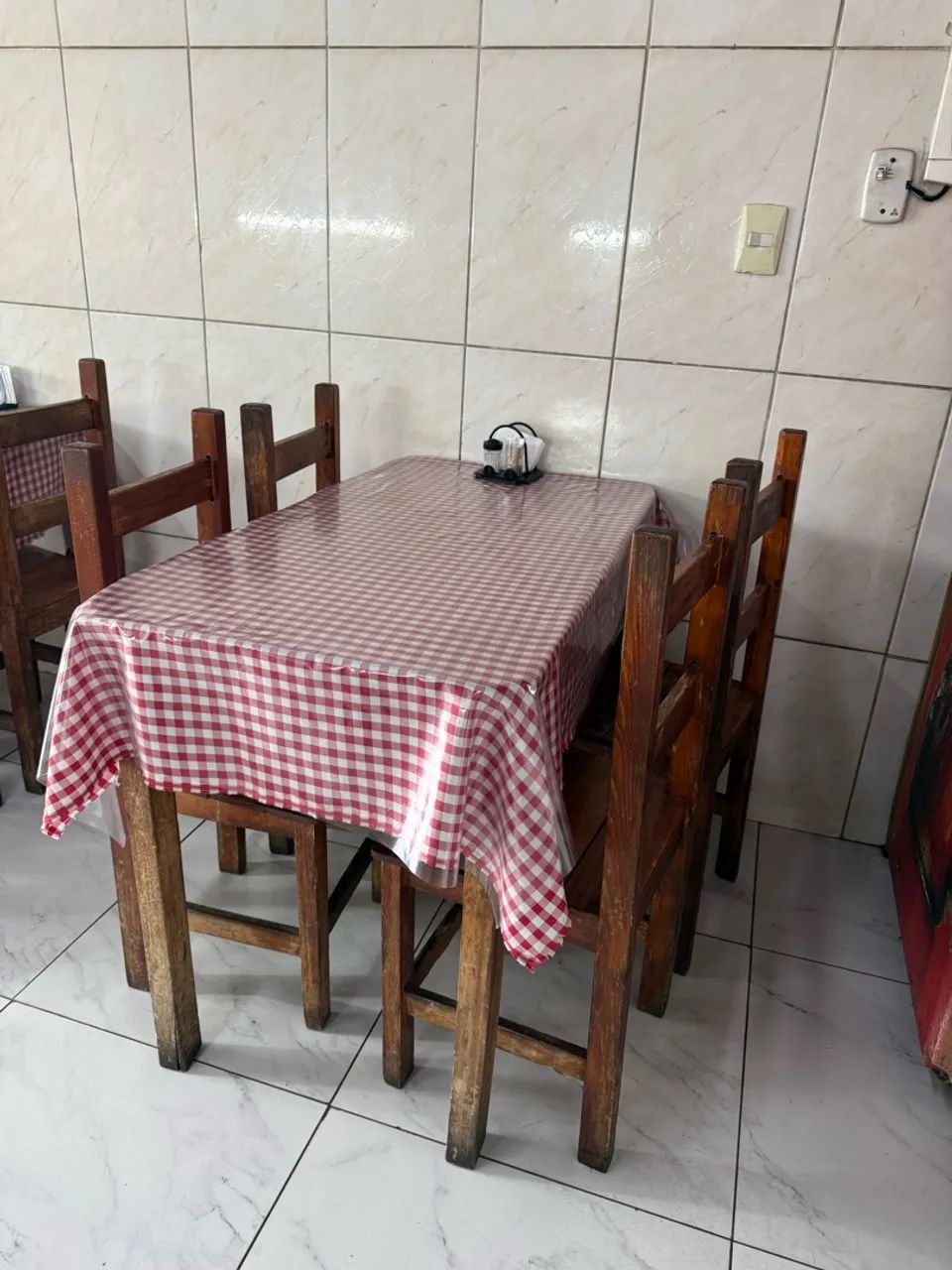  Lote de 5 Mesas com 20 Cadeiras  - Foto 2