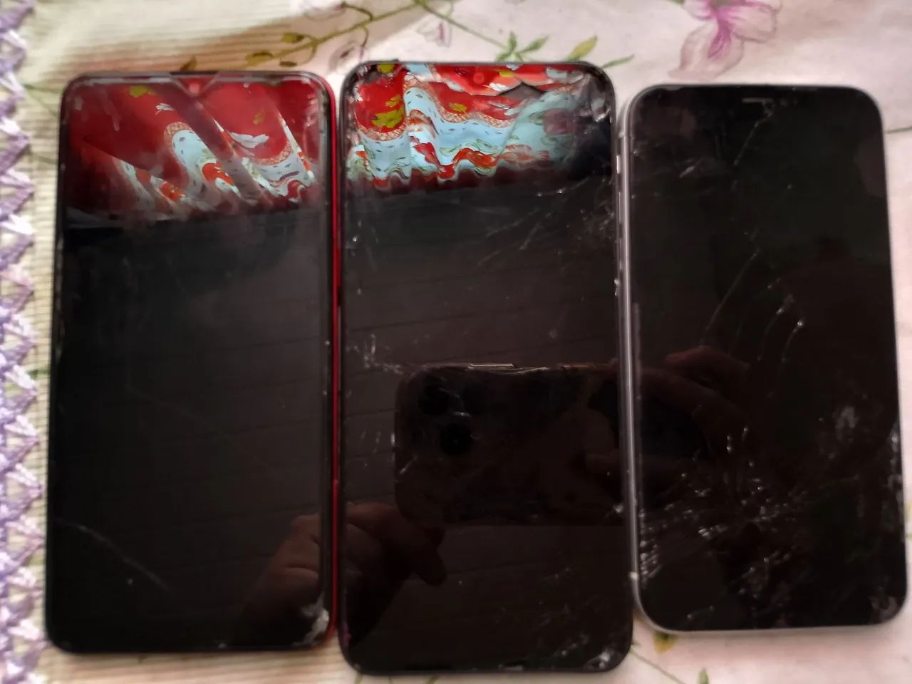 CELULAR COM A TELA QUEBRADA 