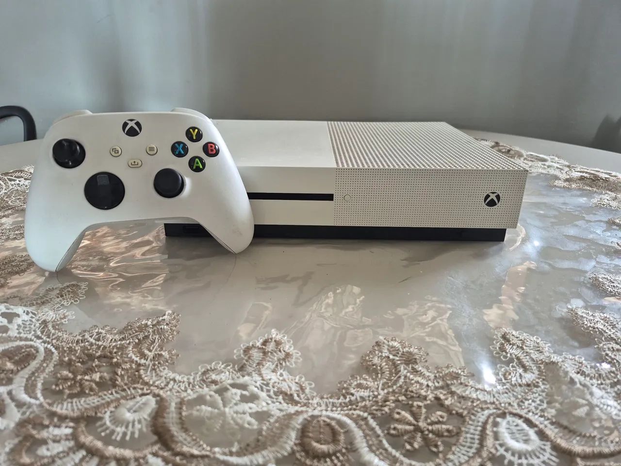 Vídeo Game Xbox One S, com uma manete e 2 jogos.  - Foto 3