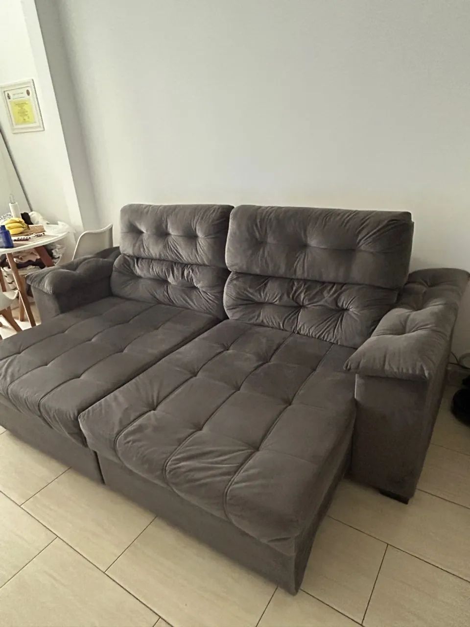 Sofá retrátil cinza grande super confortável  - Foto 2