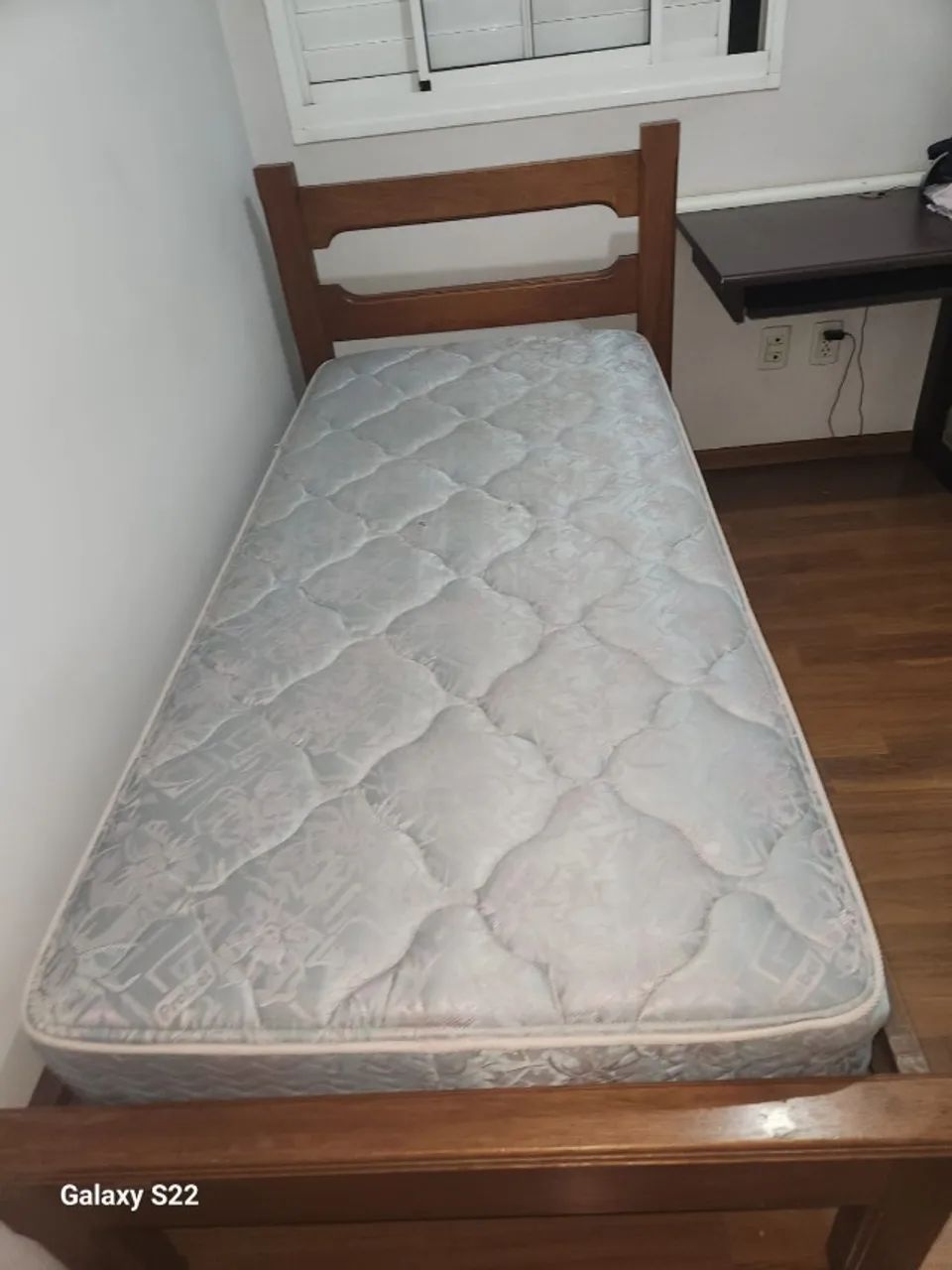 CAMA DE SOLTEIRO COM COLCHAO DE MOLA EM BOM ESTADO.