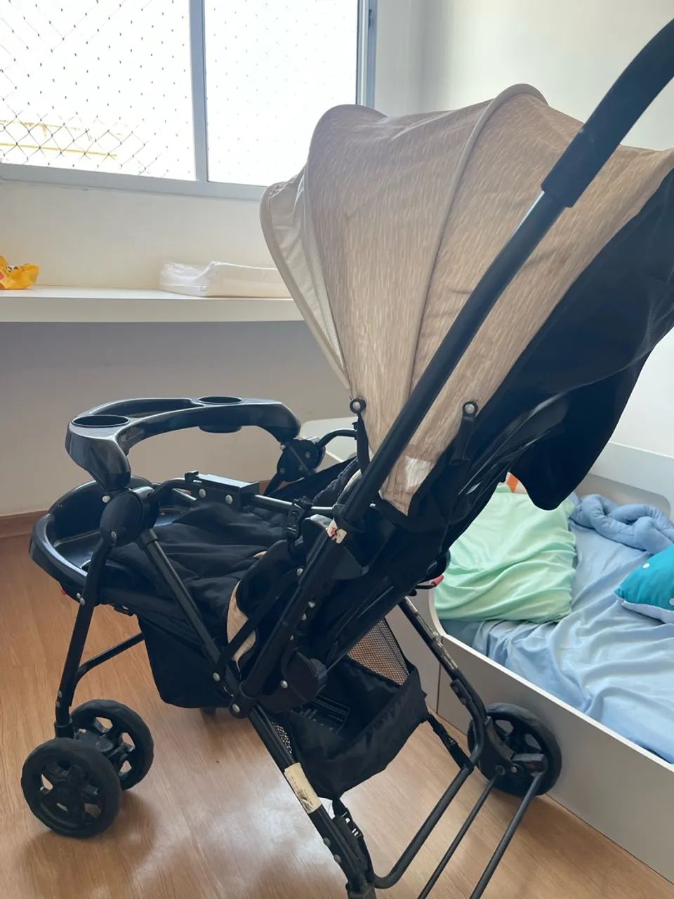 Carrinho de bebê com alça reversível  - Foto 3