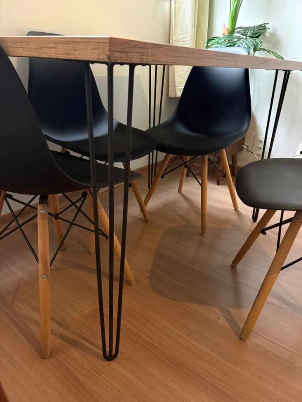 Mesa de Jantar MDF com 4 Cadeiras Pretas - Foto 2