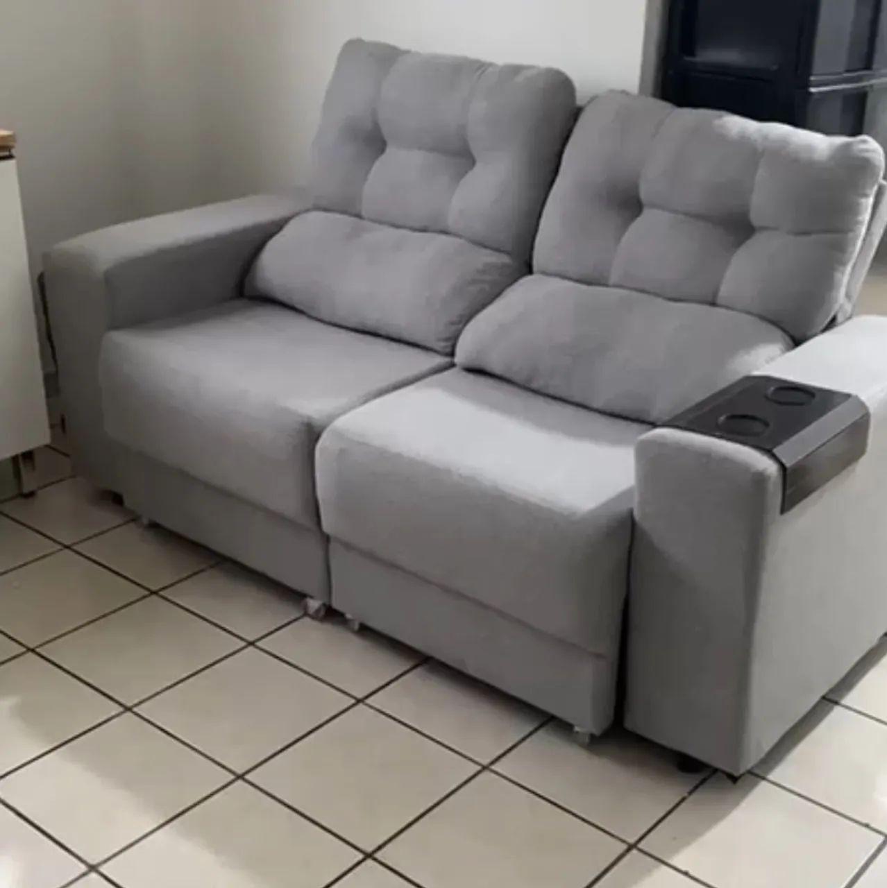 Vendo Sofá retrátil , pouco uso excelente.  *77  Comprado a pouco tempo. 