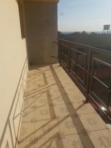 Apto 2quartos 80mt com varanda garagem em arniqueiras - Foto 2