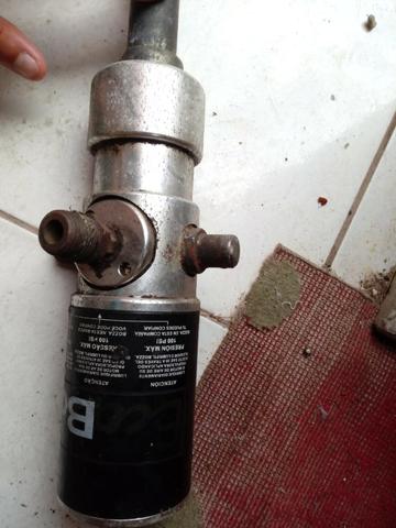Bomba propulsora pneumática para graxa