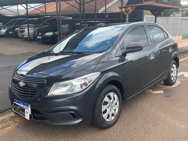 Onix 1.0 Joy 2017 - Apenas 45.000 km - Impecável - Leia texto - Foto 2
