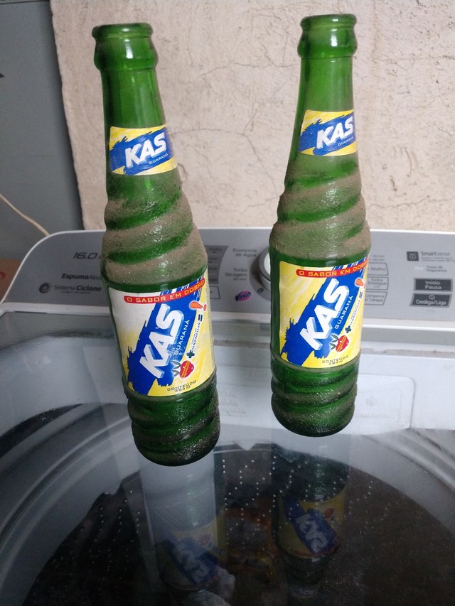 Duas garrafas antigas refrigerante kas 