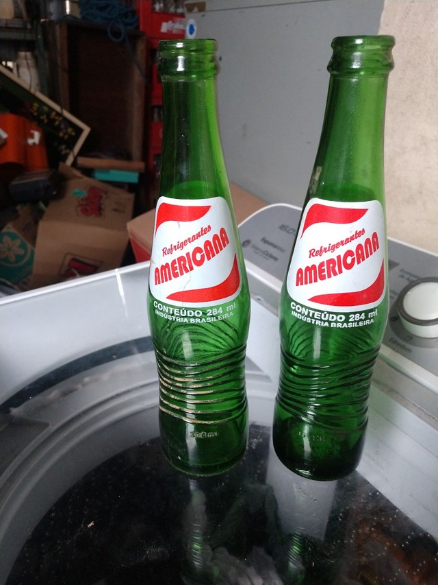 Duas garrafas antigas refrigerante  - Foto 4