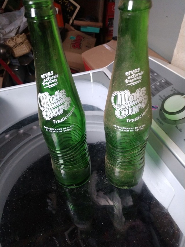 Duas garrafas refrigerante antigo mate couro - Foto 5