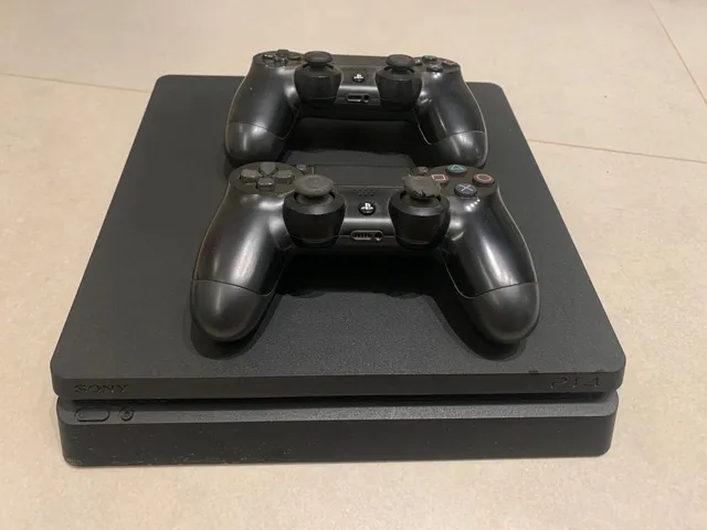 Console PS4 Slim 500GB com 2 Controles e Fifa 19 - 2 Anos de