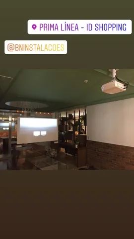 Instalação de tela e projetor 