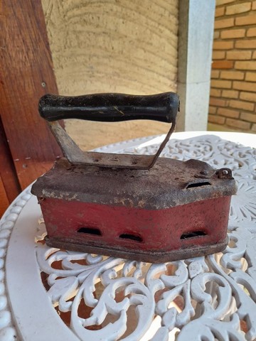Ferro de passar roupas antigo em metal cor vermelho  - Foto 3