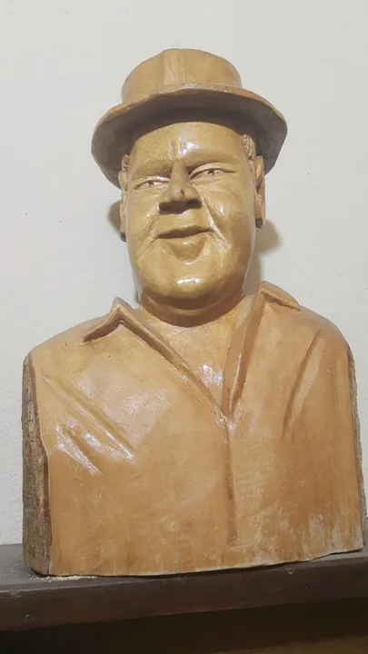 Estatueta antiga de madeira