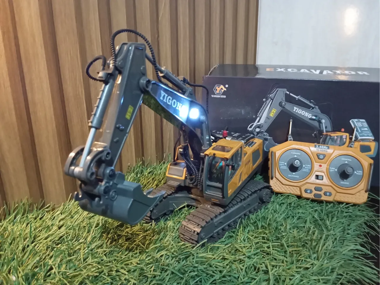 Escavadeira Esteira controle Remoto 11 Comandos Iluminação sonorização Recarregável.