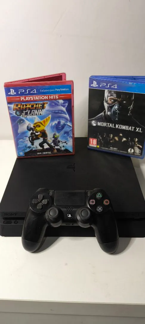 Playstation 4 Slim + 2 jogos - Ratchet & Clank e Mortal Kombat XL