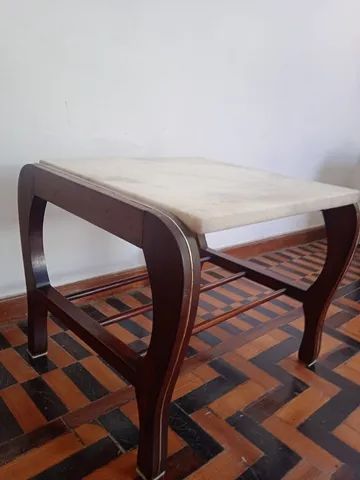 Mesinha de madeira com tampa de mármore