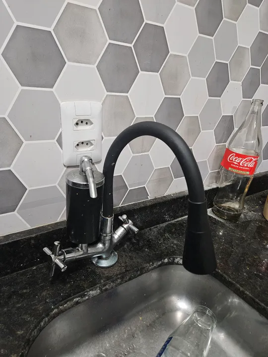 Torneira gourmet preta com filtro
