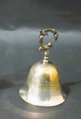 Elegante Sino sineta de mão espessurado detalhe pega no feito voluta *Descrição