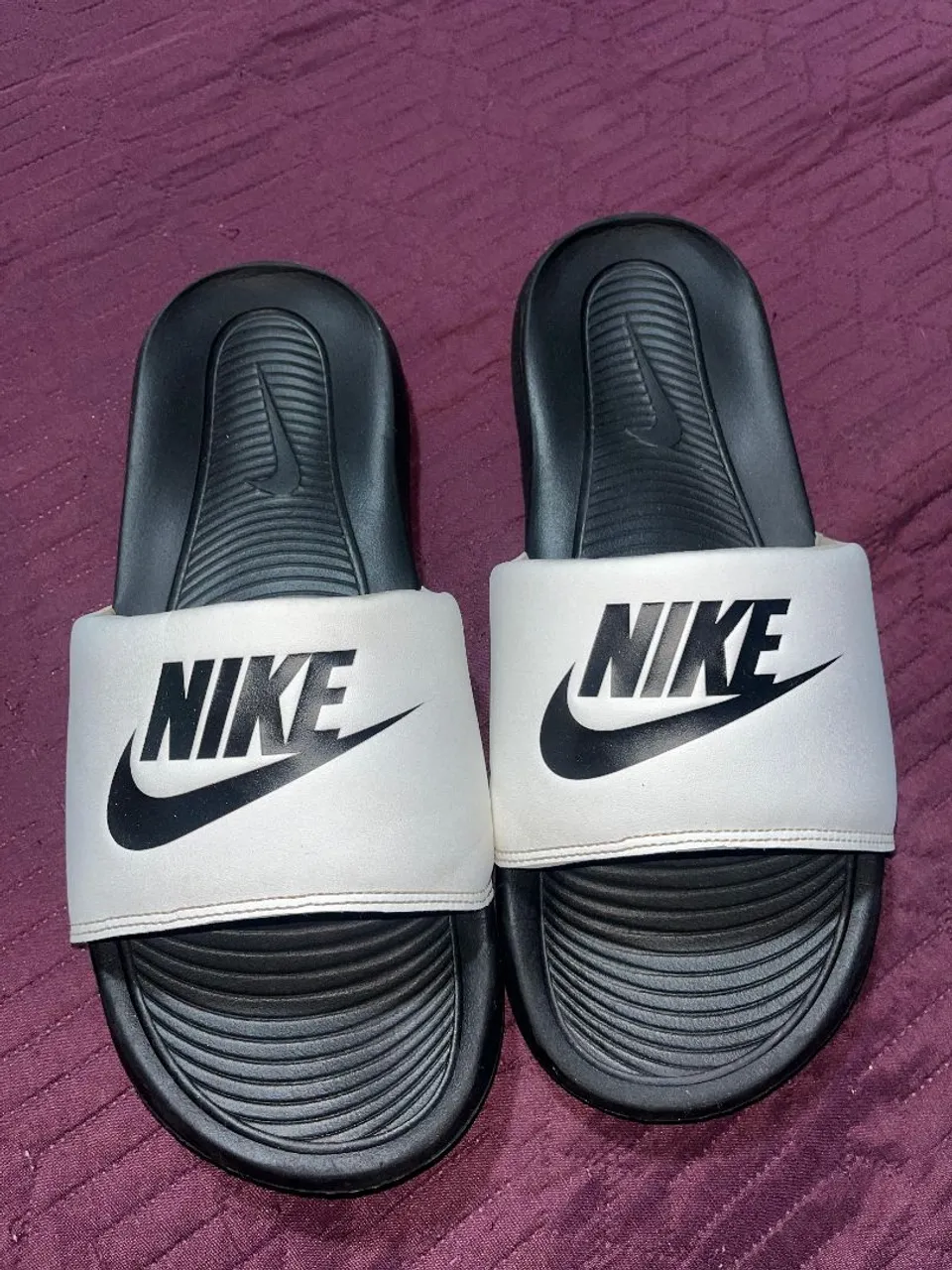 Sandálias Nike Slide - Branco e Preto