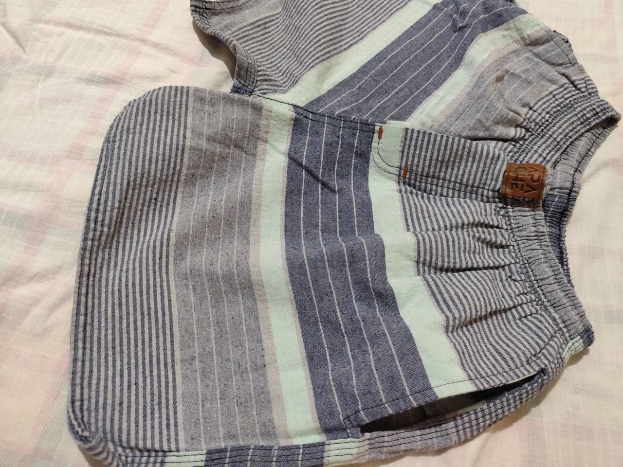 Shorts listrado azul e cinza