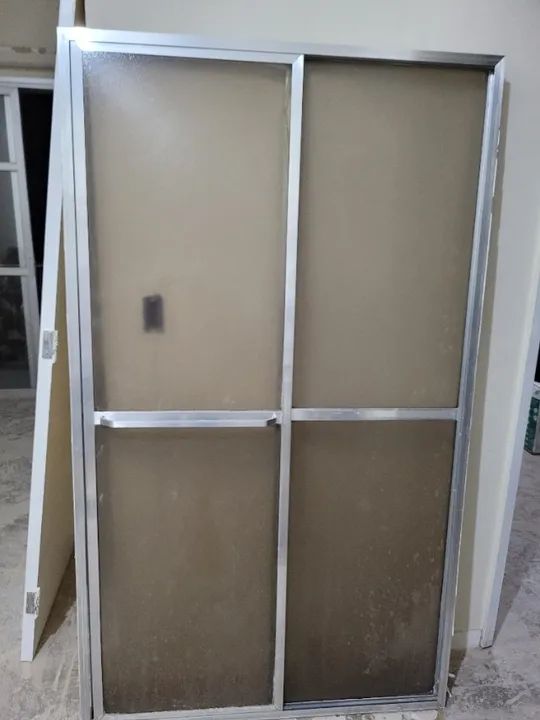 Box de alumínio com acrílico 111,5cm