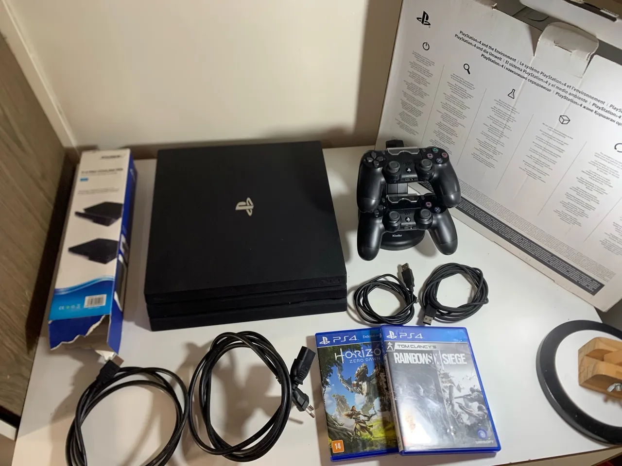 PS4 PRO c/2 controles originais