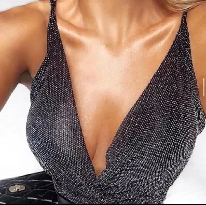Body cavado transpassado com bojo preto brilhante