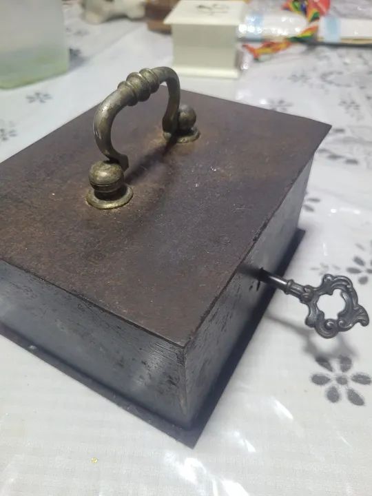 Cofre antigo,pequeno,em ferro: - Foto 3
