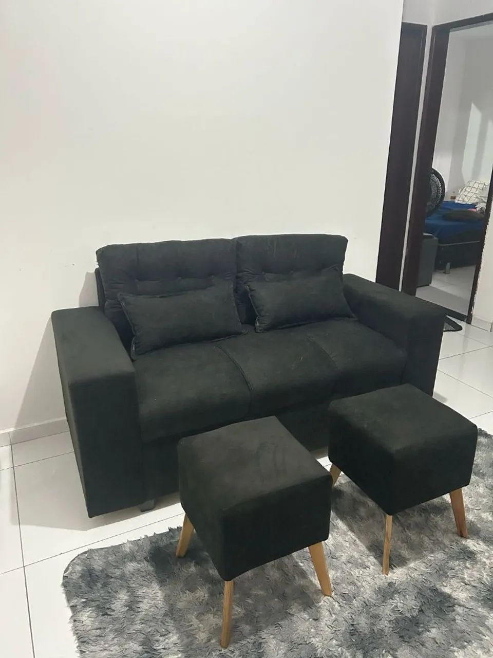 Sofá de 3 lugares com puffs e almofadinhas 