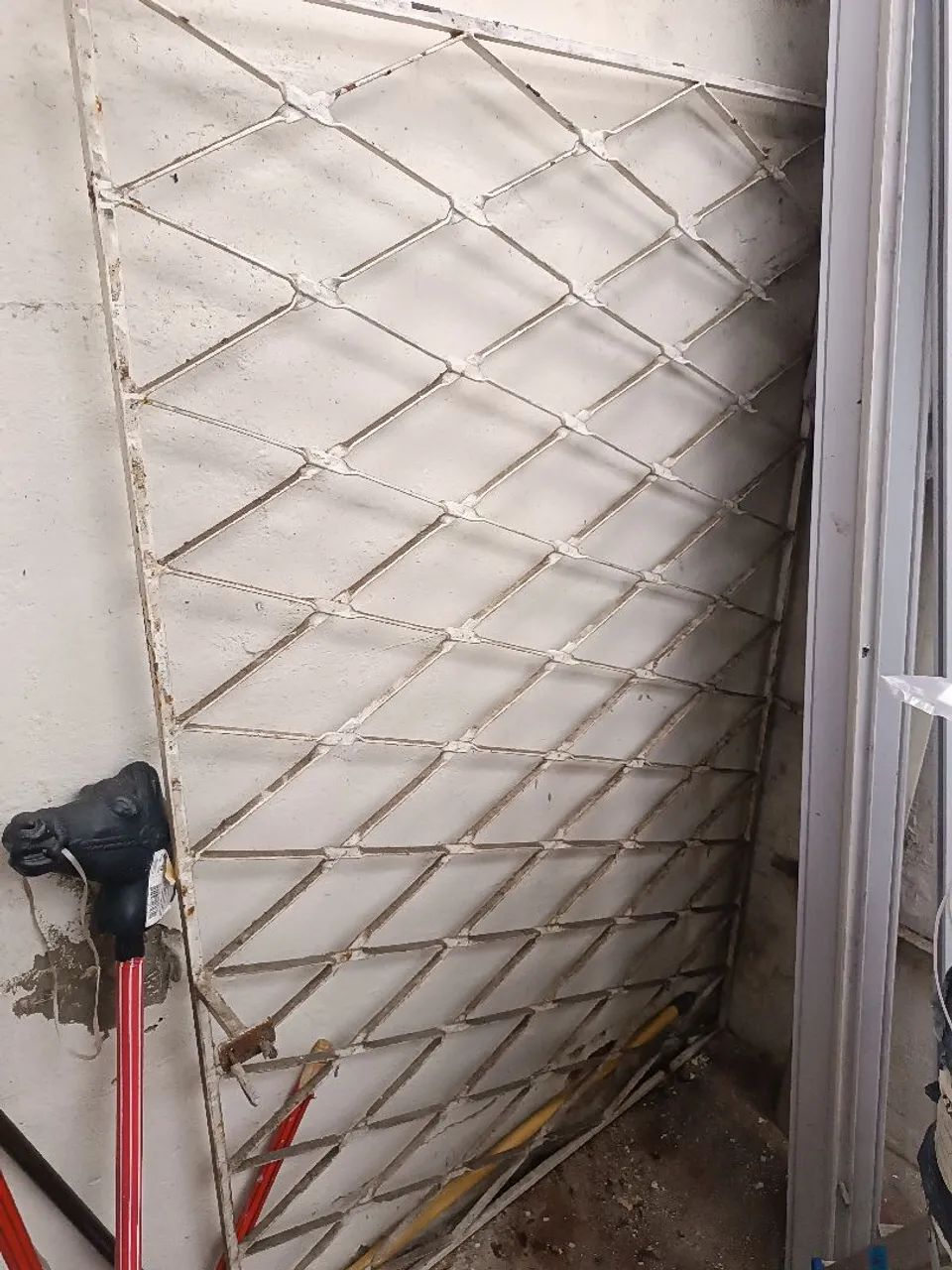 Grade de ferro 1,00 x 1,50. Baixei pra vender rápido 