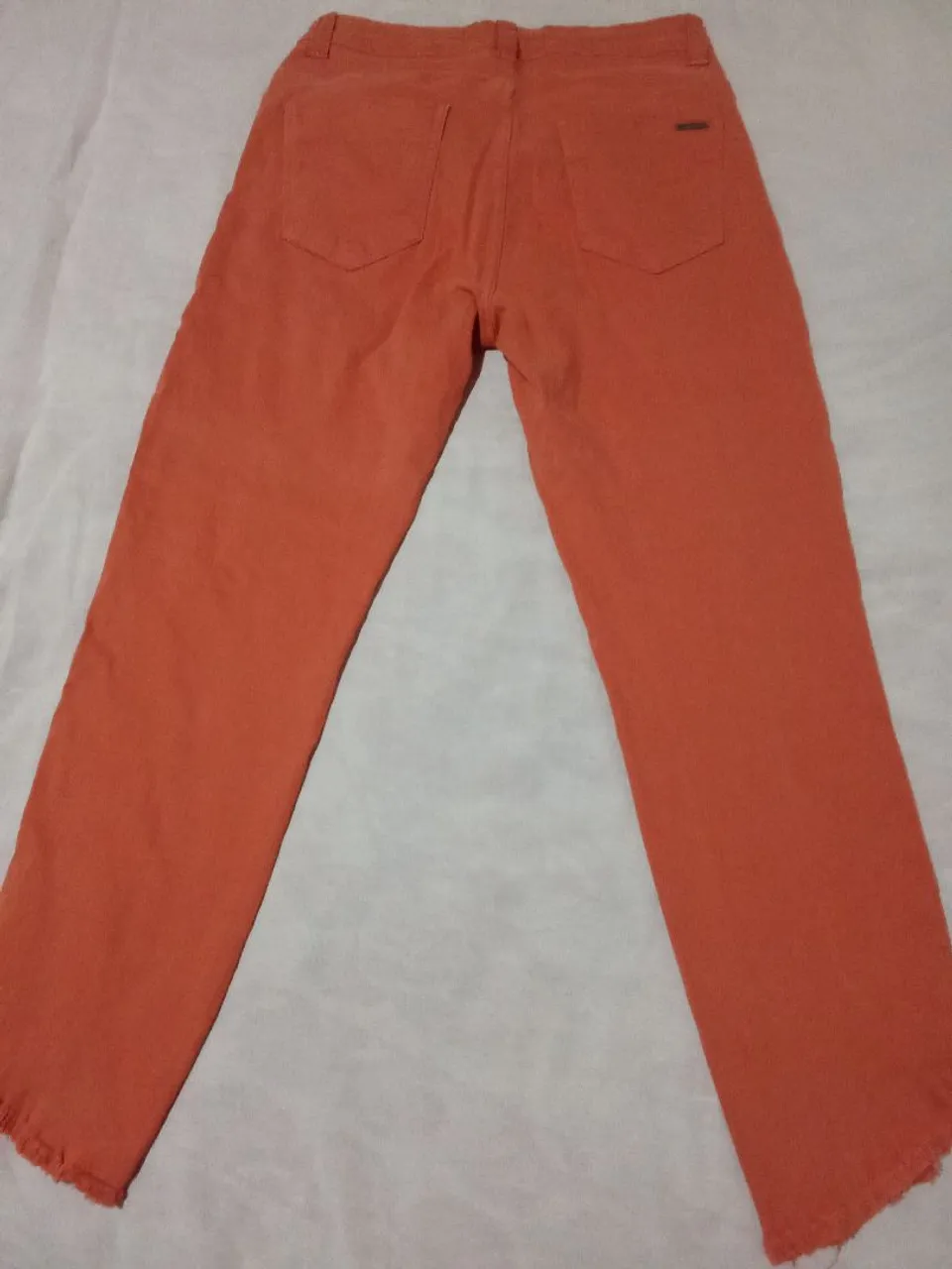 Calça laranja com barra desfiada shoulder 