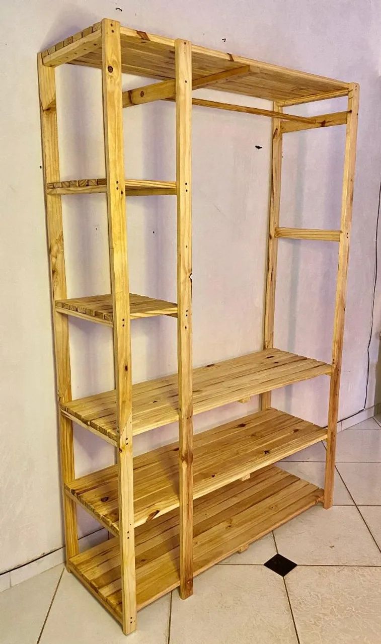 Arara rústica para organizar roupas e objetos