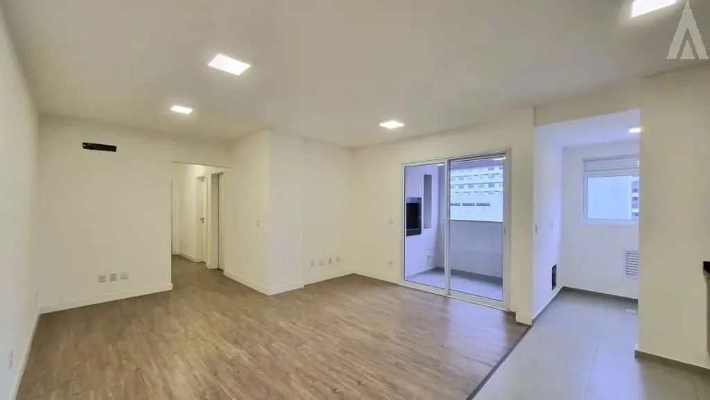 Este apartamento com 2 quartos, 1 suíte, sala de estar e jantar, 1 banheiro social, sacada - Foto 4