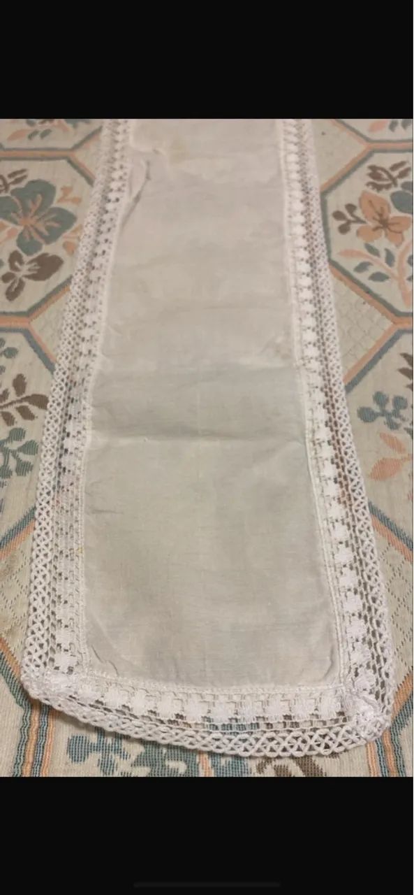 Toalhinha Trilho Linho com crochê.