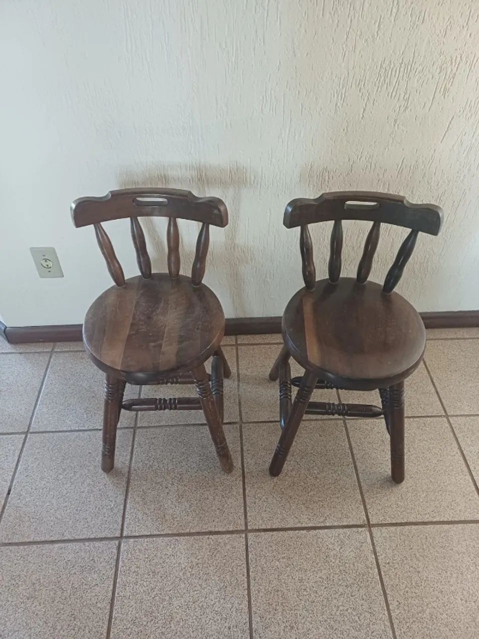 2 Cadeiras Pequenas - Madeira Embúia- cor Tabaco - Foto 2