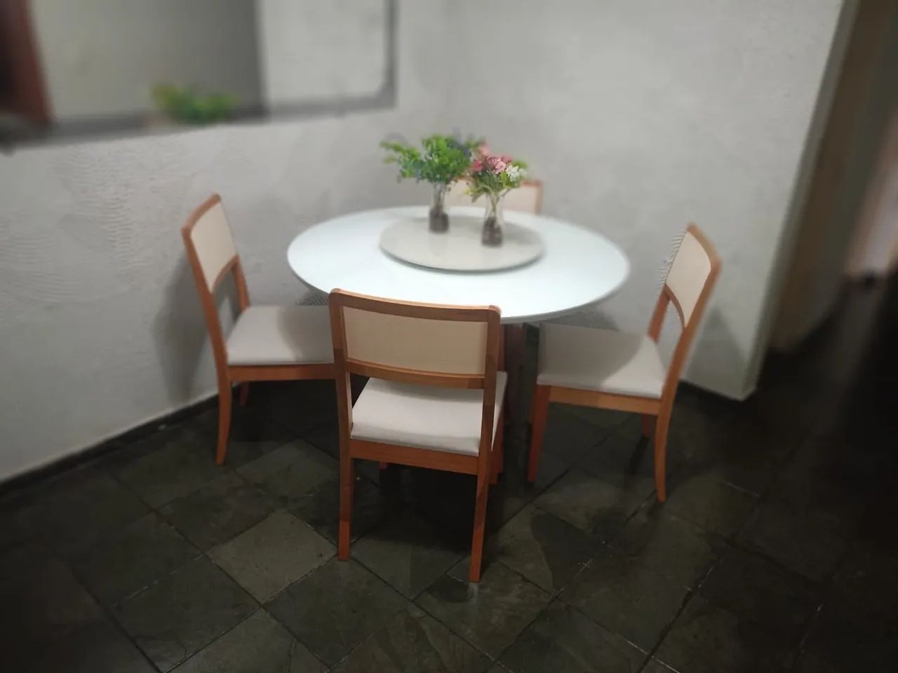 Mesa de Jantar Redonda com 4 Cadeiras resistente de madeira  - Foto 3