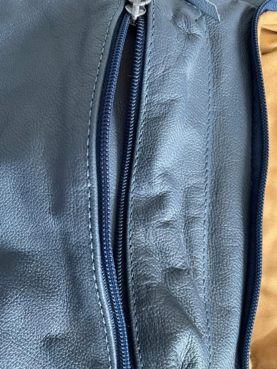 Mochila Via Curtume Couro - Média - Azul Petróleo - Forrada - Foto 2