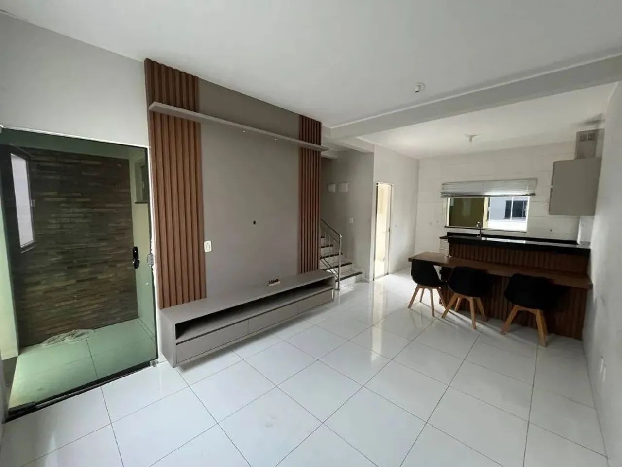 Sobrado em condominio, com 2 suítes para Alugar na quadra 405 Sul.