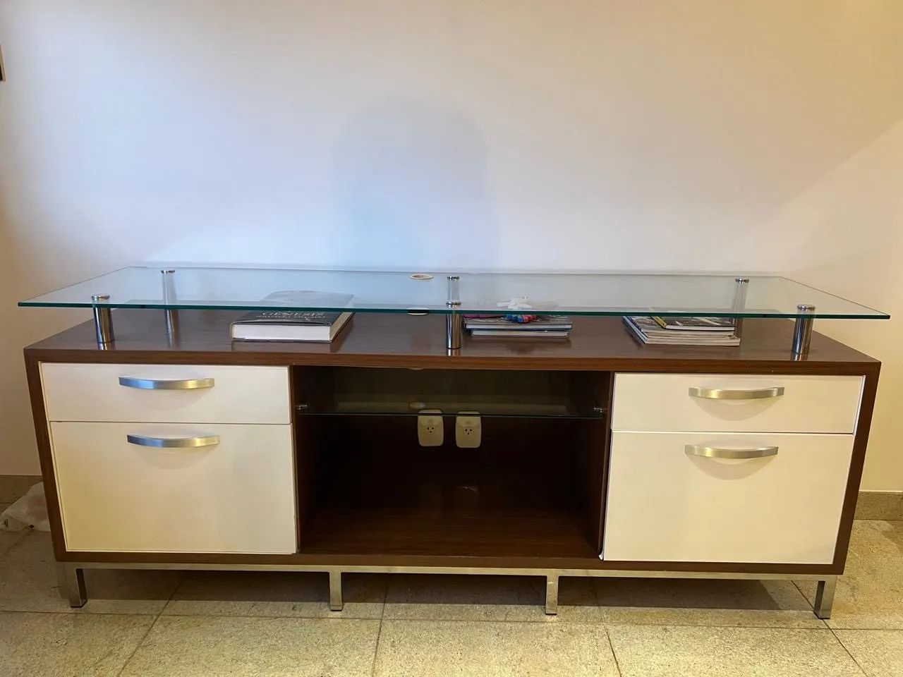 Aparador buffet / rack com tampo de vidro e 4 gavetas
