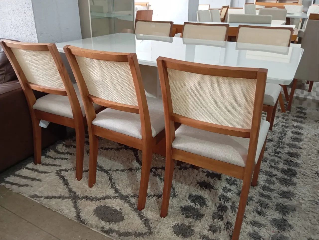 Mesa de Jantar Elegante com Cadeiras de Madeira